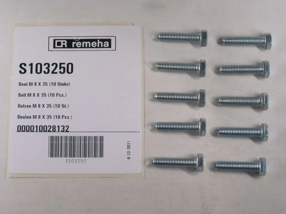 Zehn Schrauben, montiert in zwei Reihen, neben einem Etikett von Remeha mit Produktinformationen und Barcode.